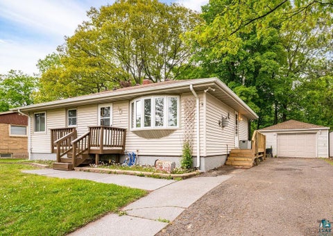Photo of 1724 Warren Ave, Duluth, MN 55811 (MLS # 6125896)