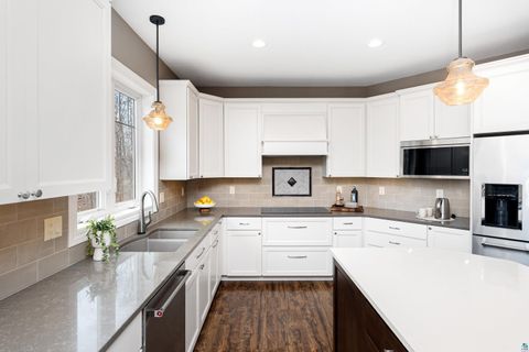 Tiny photo for 510 Crystal Dr, Duluth, MN 55811 (MLS # 6124911)