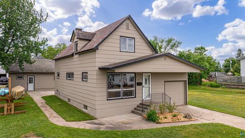 Photo of 214 W Chapman St, Ely, MN 55731 (MLS # 6126215)