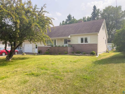 Photo of 84 Hays Cr Cir, Silver Bay, MN 55614 (MLS # 6128164)