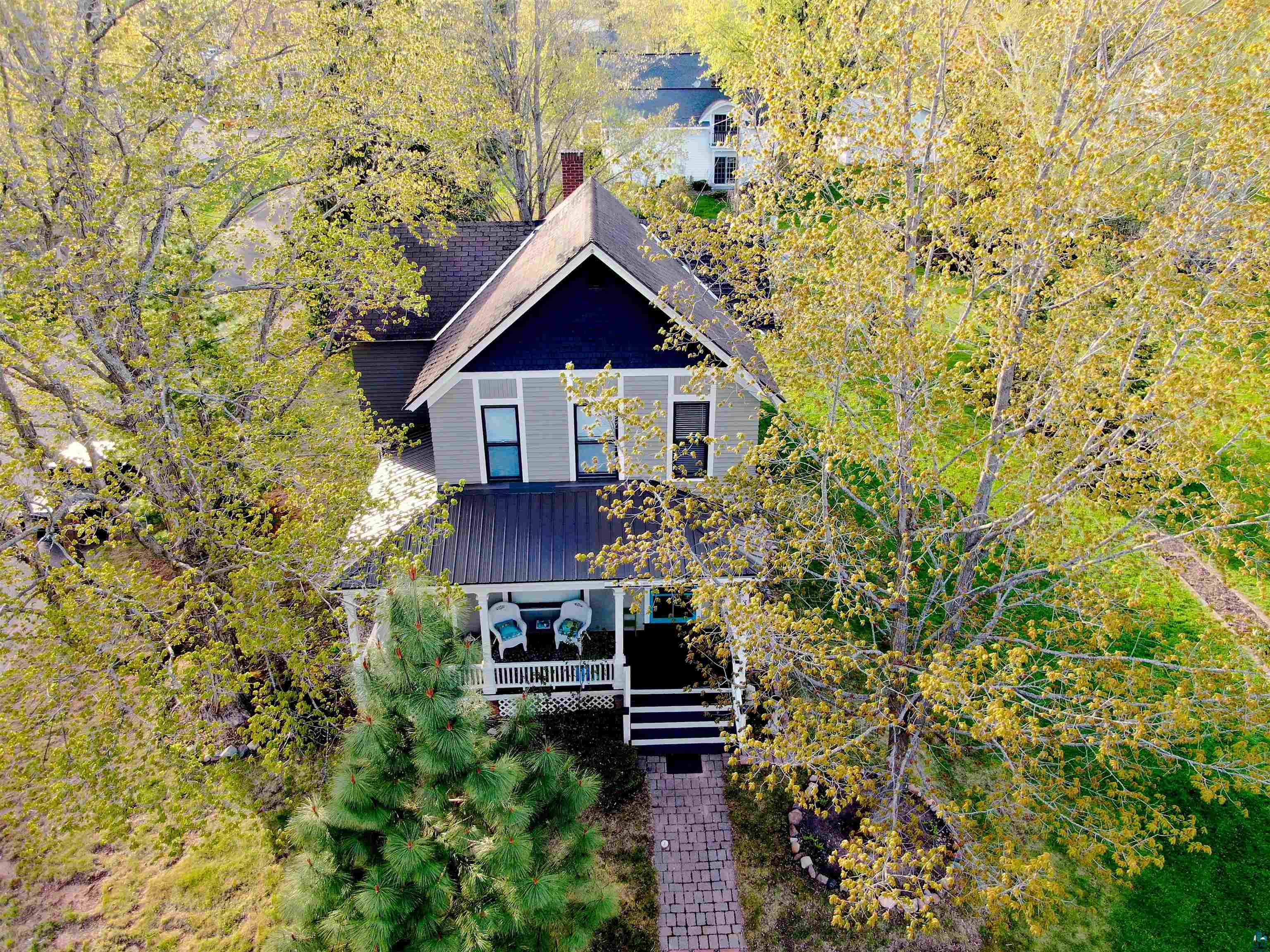 303 E 5th St