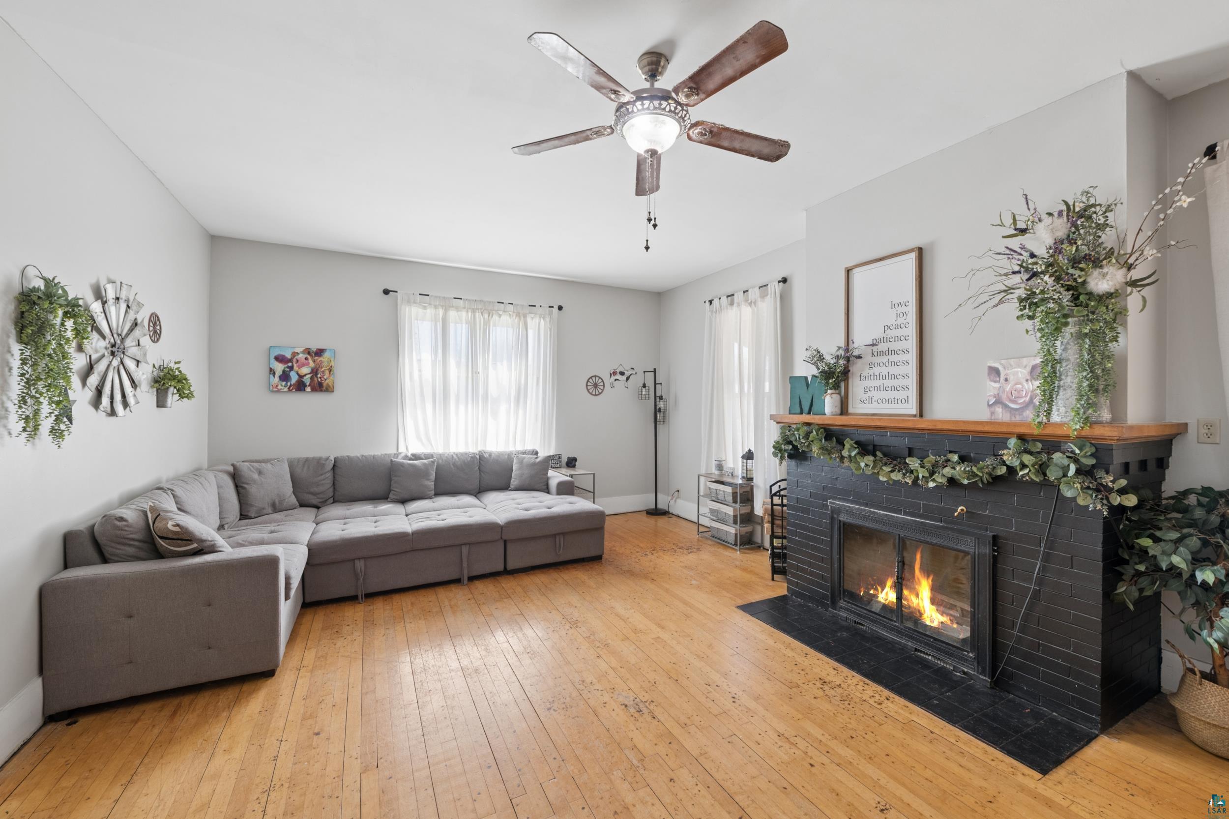 1009 Main St W