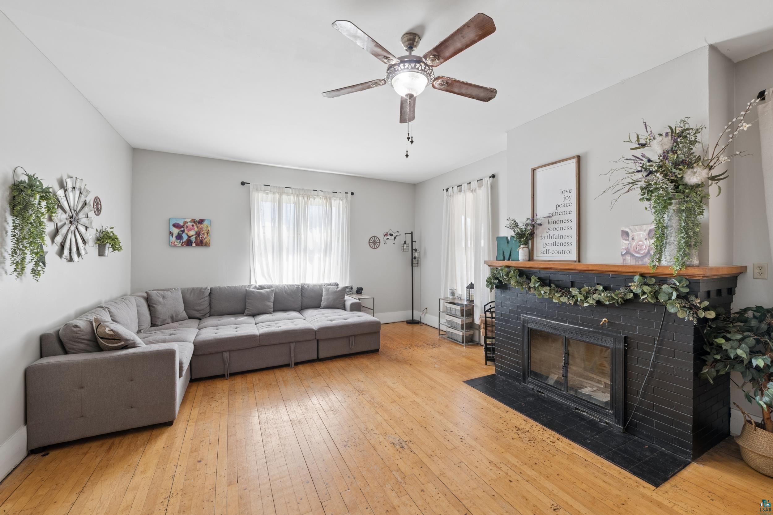 1009 Main St W