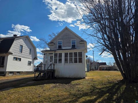 Photo of 313 W Minnesota Ave, Gilbert, MN 55741 (MLS # 6124592)