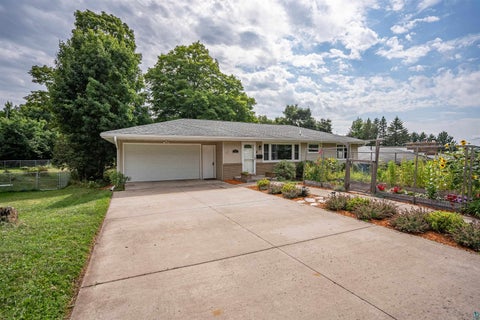 Photo of 104 E Mankato St, Duluth, MN 55803 (MLS # 6127577)