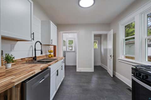 Tiny photo for 1515 N 8th Ave E AVE, Duluth, MN 55805 (MLS # 6125894)