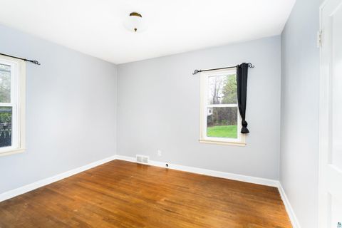 Tiny photo for 4922 Glenwood St, Duluth, MN 55804 (MLS # 6125395)