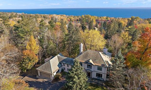 Photo of 124 N Hawthorne Rd, Duluth, MN 55812 (MLS # 6123659)