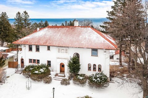 Photo of 2514 E Superior St, Duluth, MN 55812 (MLS # 6123966)