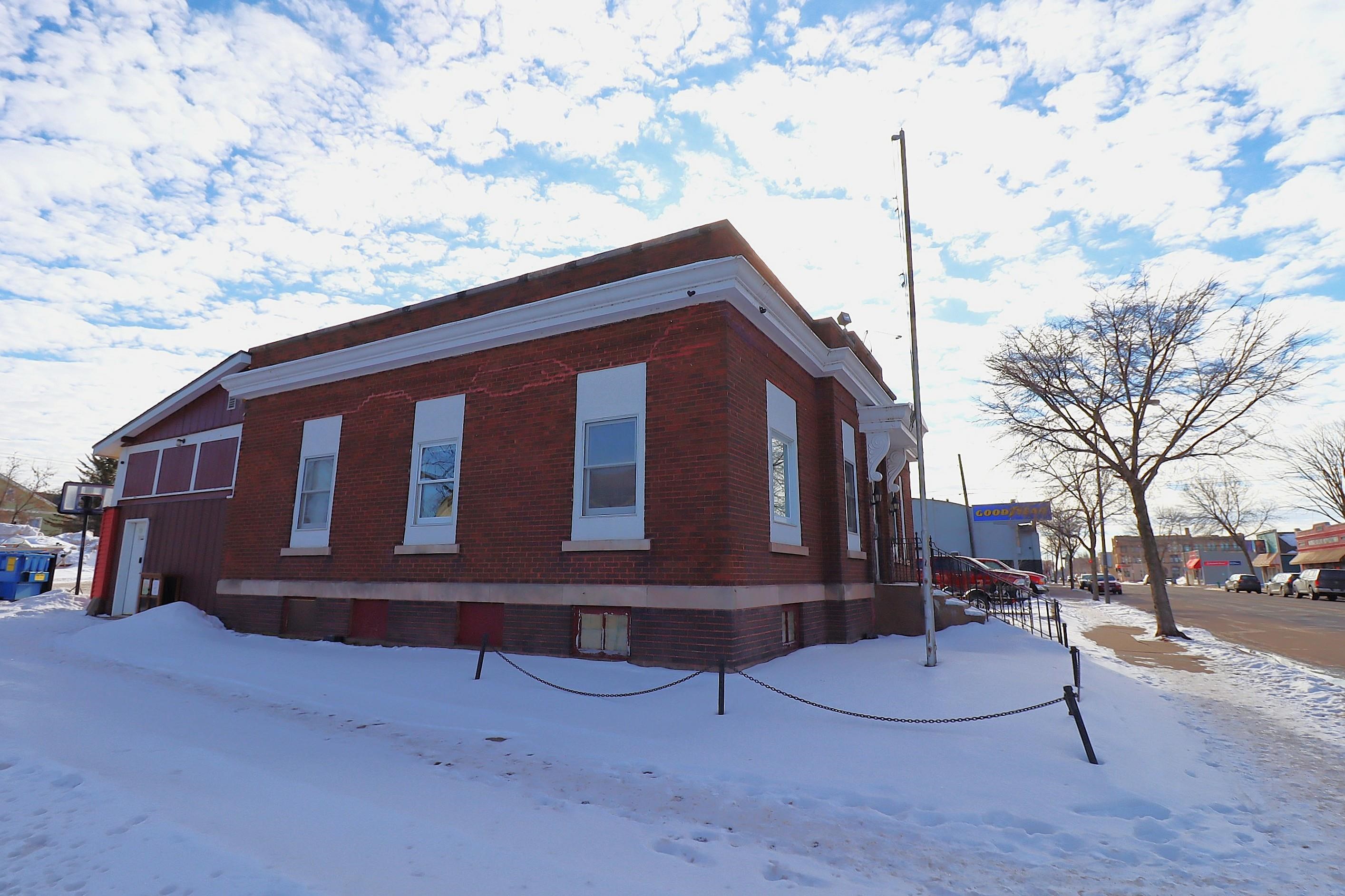 220 Main St E