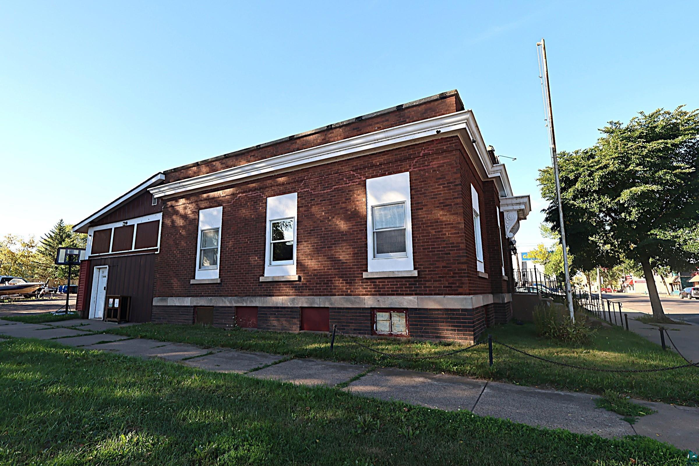220 Main St E