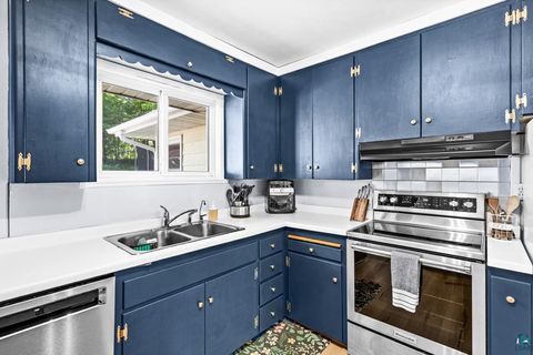 Tiny photo for 303 W Owatonna St, Duluth, MN 55803 (MLS # 6125893)