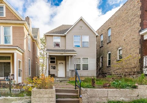 Photo of 628 W 3rd St, Duluth, MN 55806 (MLS # 6122779)