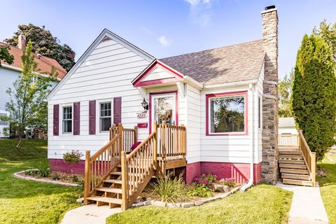 Photo of 4225 Gladstone St, Duluth, MN 55804 (MLS # 6122162)