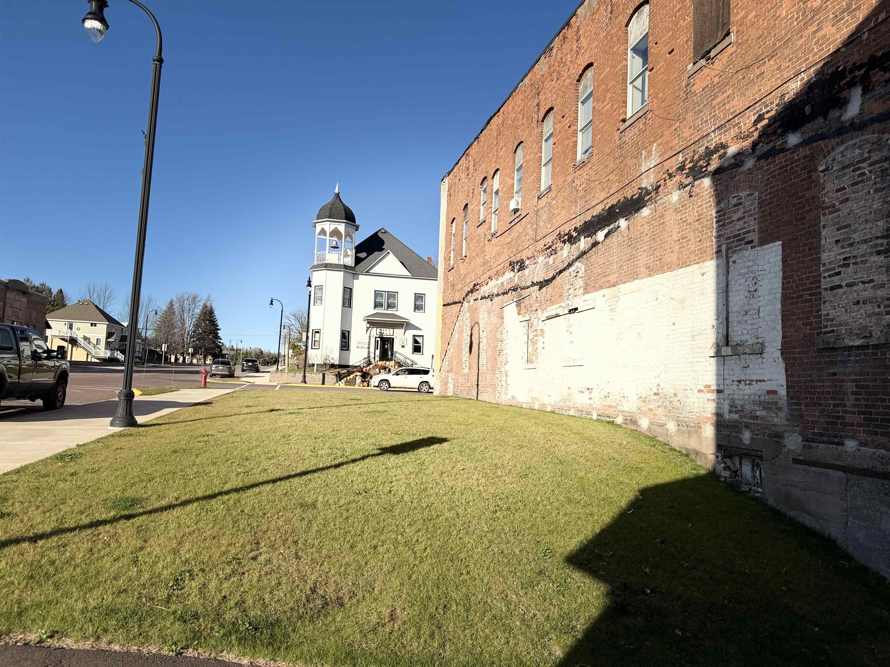 100 Main St S