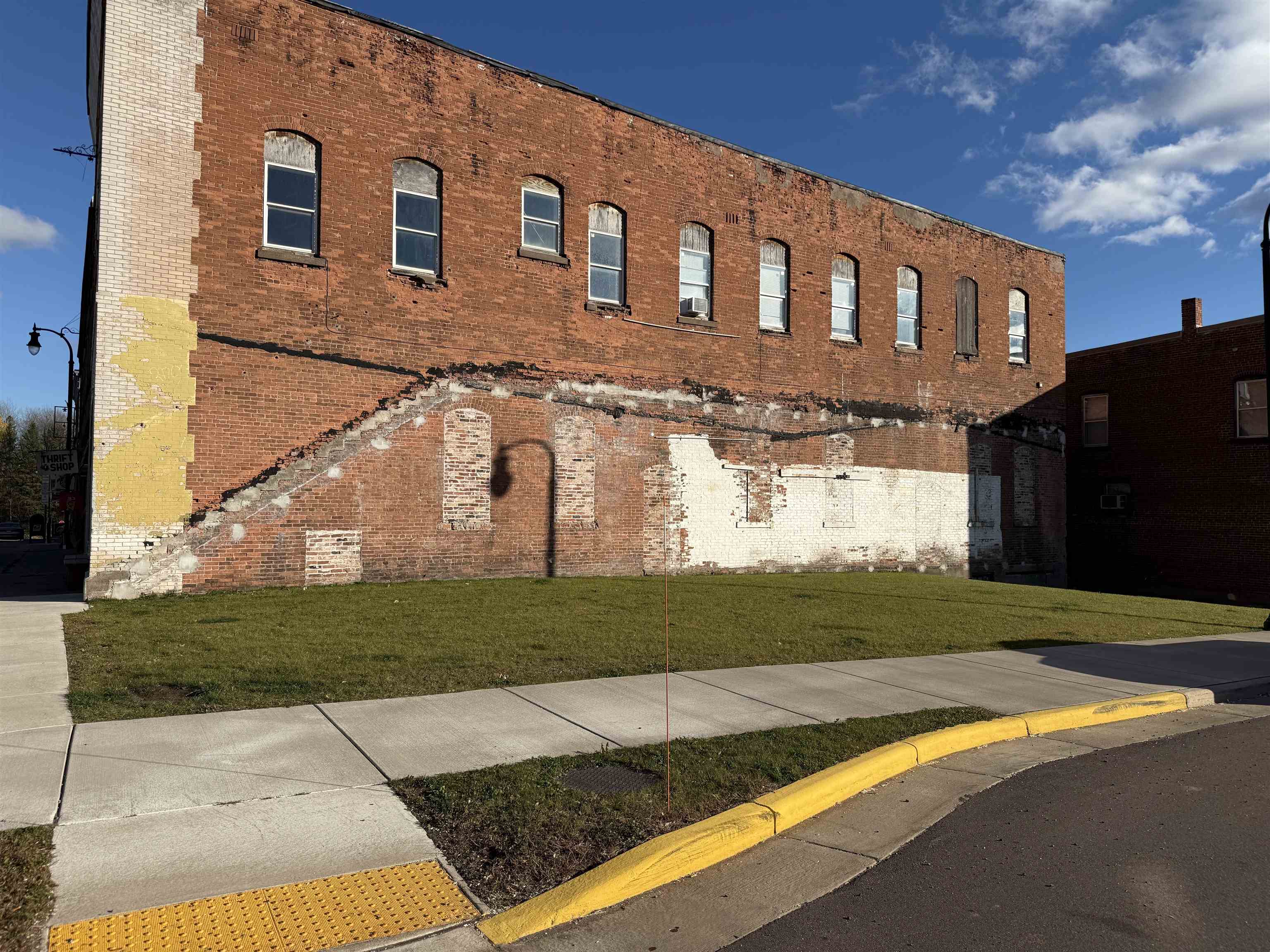 100 Main St S