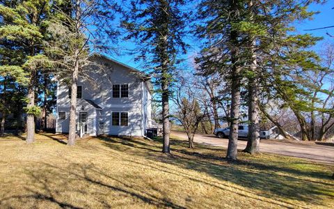 Photo of 908 E Skyline Pkwy, Duluth, MN 55805 (MLS # 6123267)