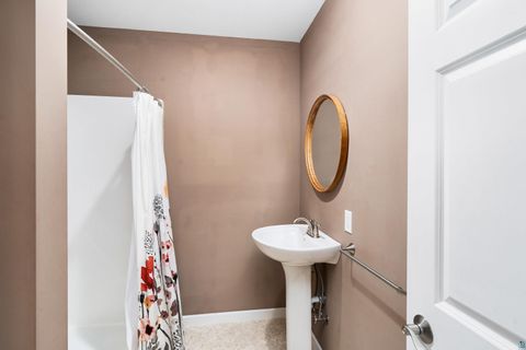 Tiny photo for 703 W 4th St, Duluth, MN 55806 (MLS # 6125038)