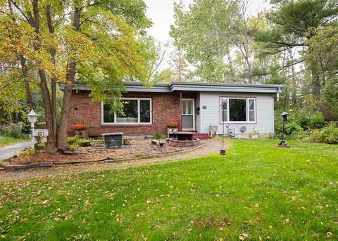 Photo of 1807 Lakeview Dr, Duluth, MN 55803 (MLS # 6122403)