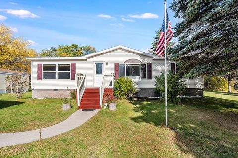 Photo of 801 W Stowe St, Duluth, MN 55808 (MLS # 6122651)