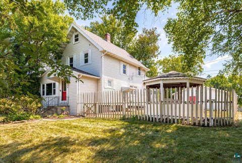 Photo of 824 E 11th St, Duluth, MN 55805 (MLS # 6127401)