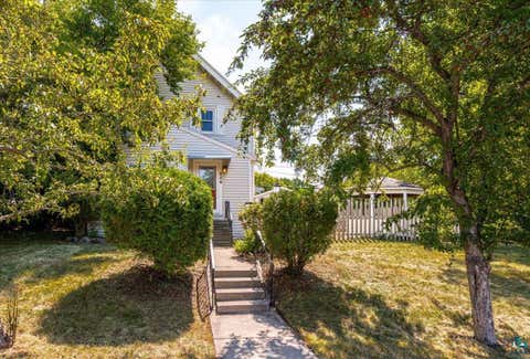 Tiny photo for 824 E 11th St, Duluth, MN 55805 (MLS # 6127401)