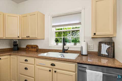 Tiny photo for 410 E 7th St, Duluth, MN 55805 (MLS # 6127116)