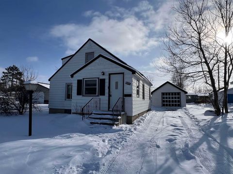 Photo of 511 3rd St NE St, Chisholm, MN 55719 (MLS # 6123388)