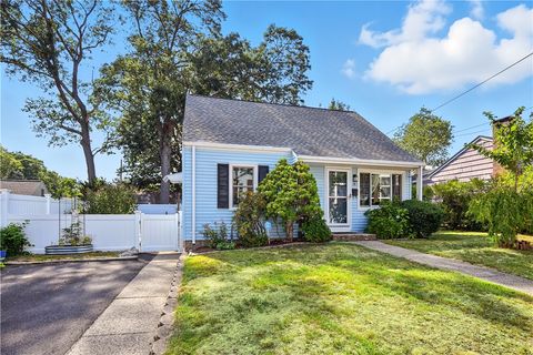 8 Pine Grove Street East Providence RI 02916