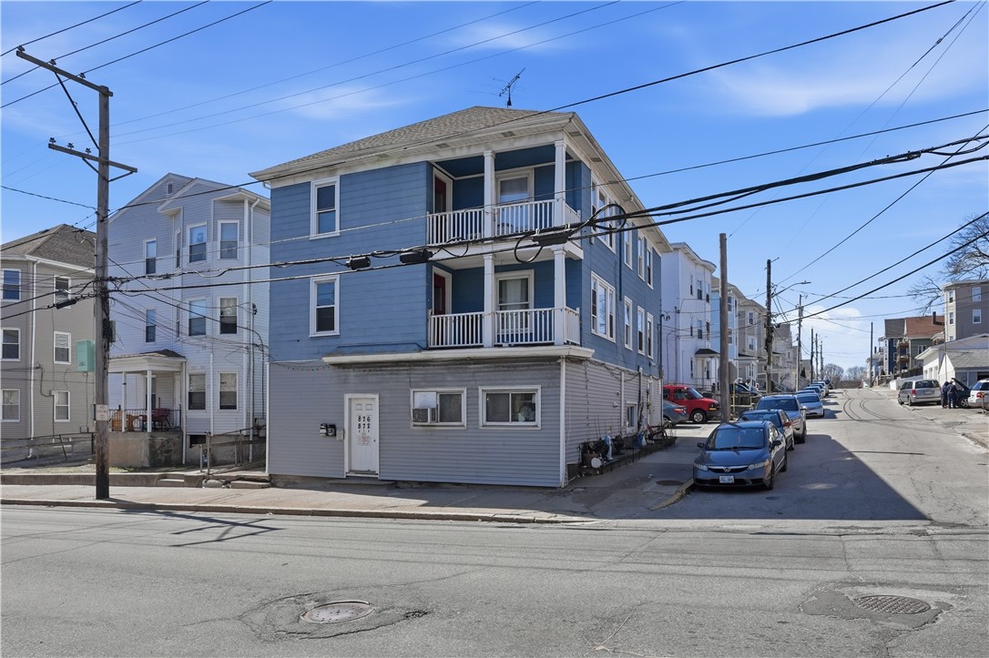 872 Lonsdale Avenue 876