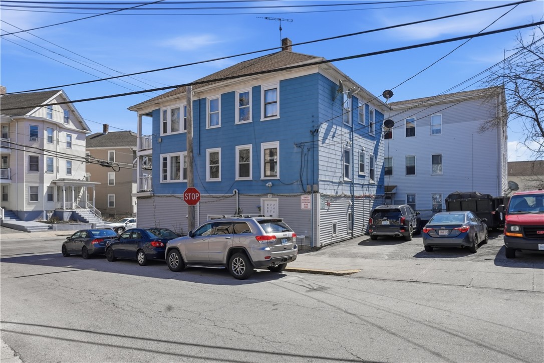 872 Lonsdale Avenue 876