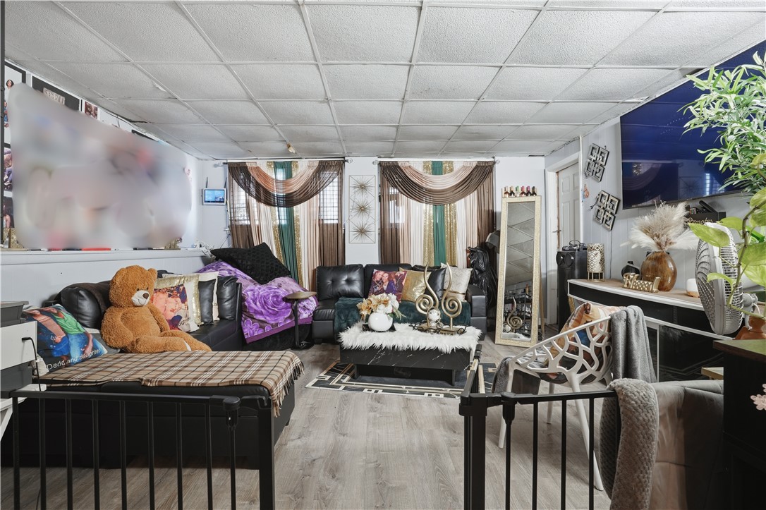 872 Lonsdale Avenue 876