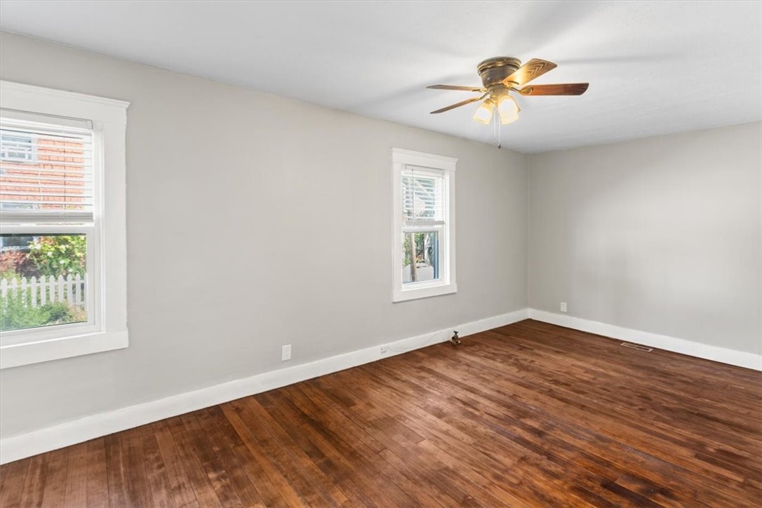 Warwick, Rhode Island 02886, United States, 6 Bedrooms Bedrooms, ,2 BathroomsBathrooms,Residential,Active,199192