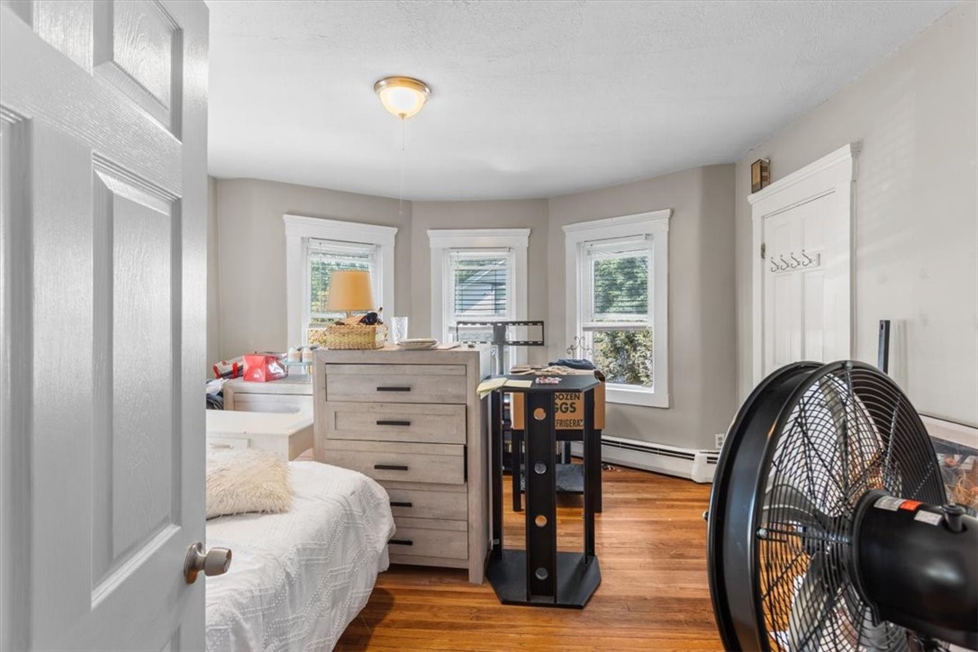 Warwick, Rhode Island 02886, United States, 6 Bedrooms Bedrooms, ,2 BathroomsBathrooms,Residential,Active,199192