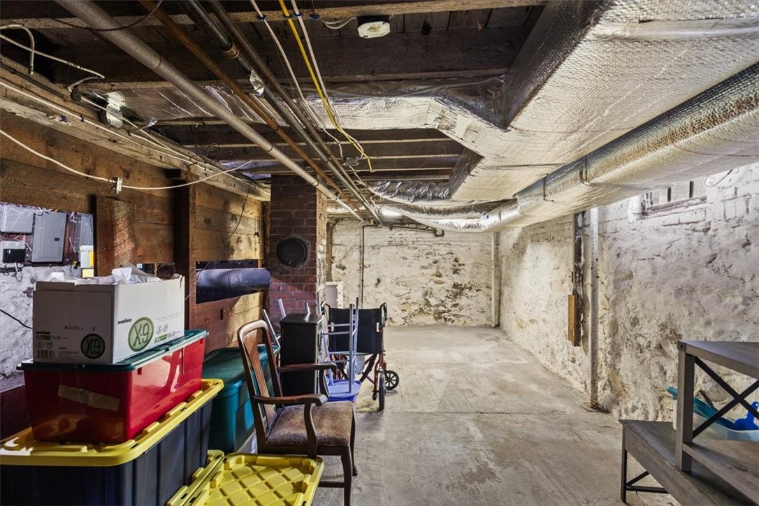 Warwick, Rhode Island 02886, United States, 6 Bedrooms Bedrooms, ,2 BathroomsBathrooms,Residential,Active,199192