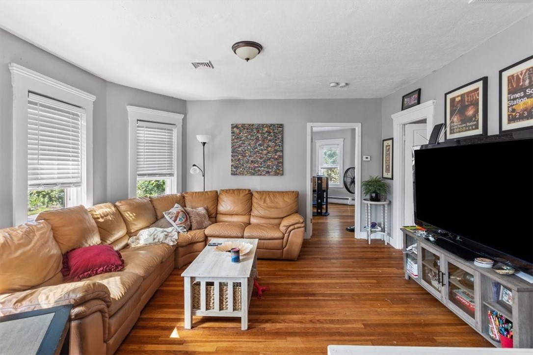 Warwick, Rhode Island 02886, United States, 6 Bedrooms Bedrooms, ,2 BathroomsBathrooms,Residential,Active,199192