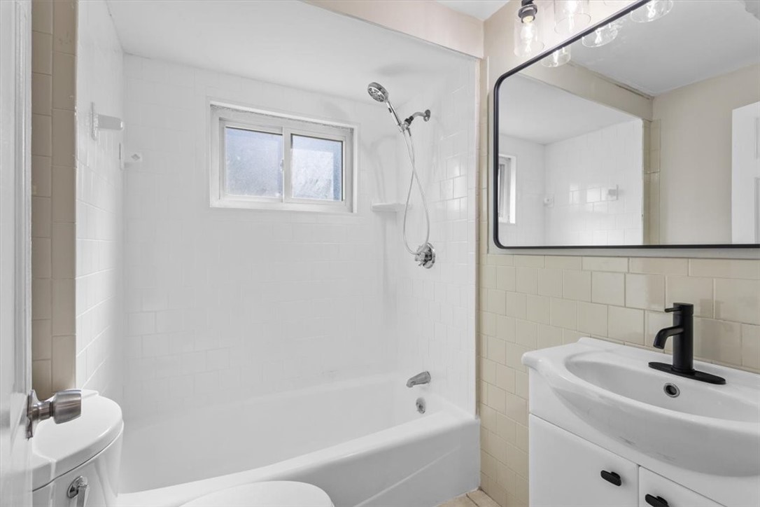 Warwick, Rhode Island 02886, United States, 6 Bedrooms Bedrooms, ,2 BathroomsBathrooms,Residential,Active,199192