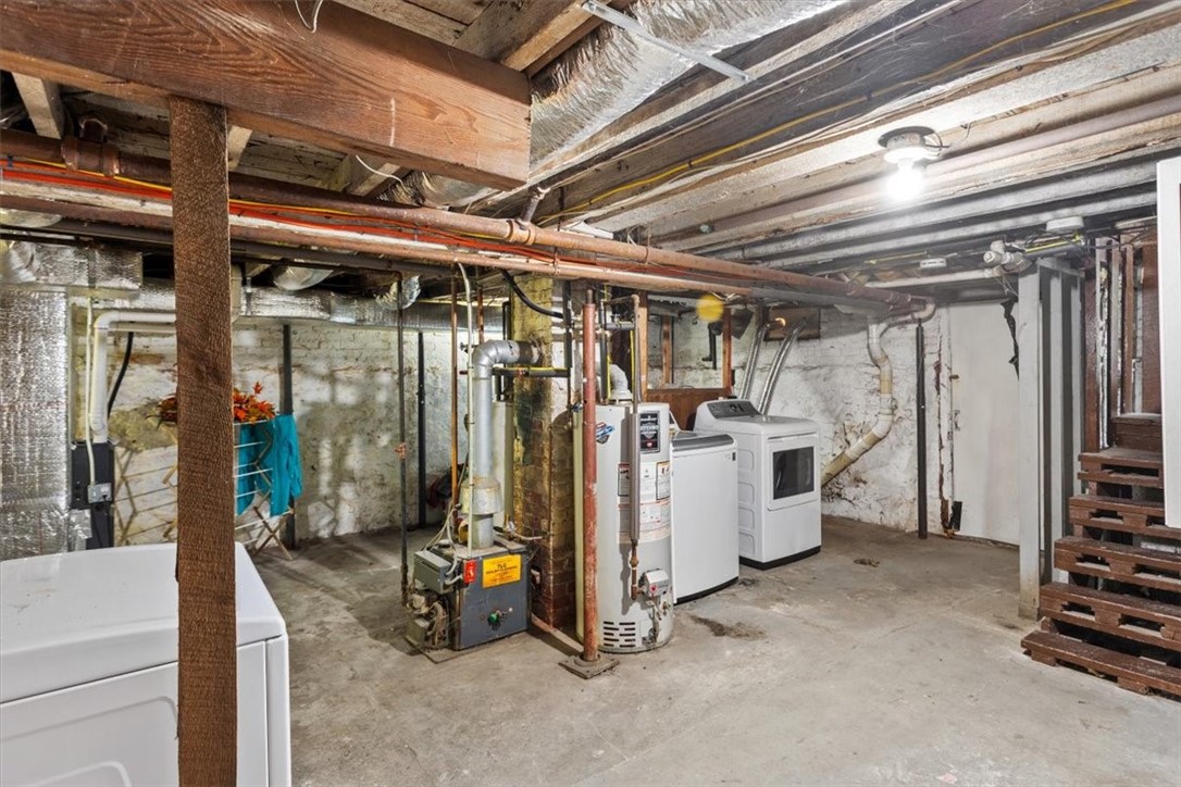 Warwick, Rhode Island 02886, United States, 6 Bedrooms Bedrooms, ,2 BathroomsBathrooms,Residential,Active,199192