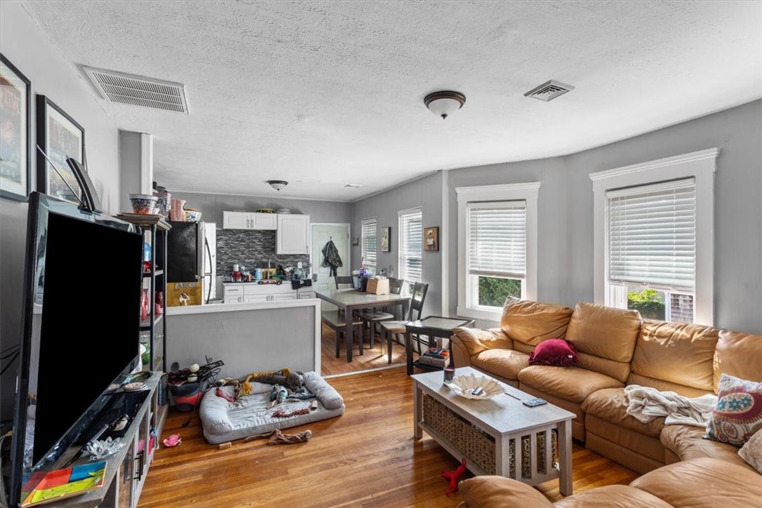 Warwick, Rhode Island 02886, United States, 6 Bedrooms Bedrooms, ,2 BathroomsBathrooms,Residential,Active,199192