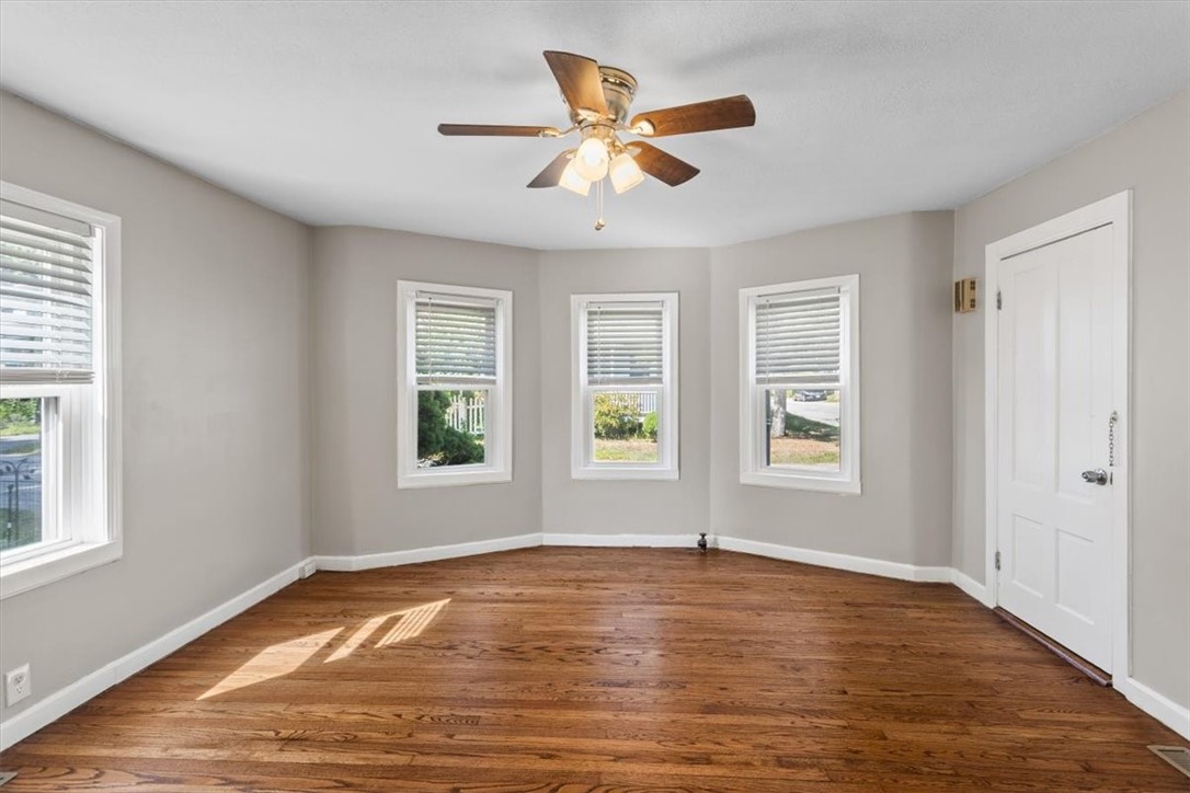 Warwick, Rhode Island 02886, United States, 6 Bedrooms Bedrooms, ,2 BathroomsBathrooms,Residential,Active,199192