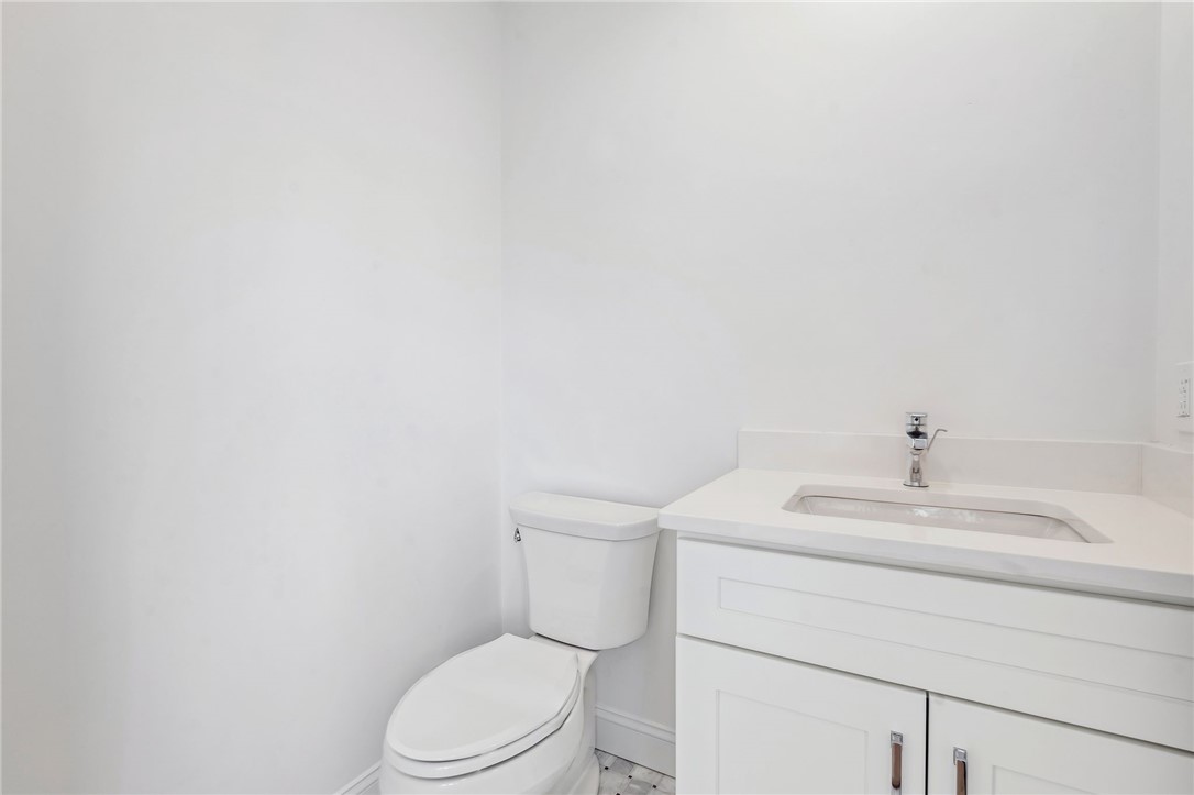 Warwick, Rhode Island 02818, United States, 3 Bedrooms Bedrooms, ,3 BathroomsBathrooms,Residential,Active,86608