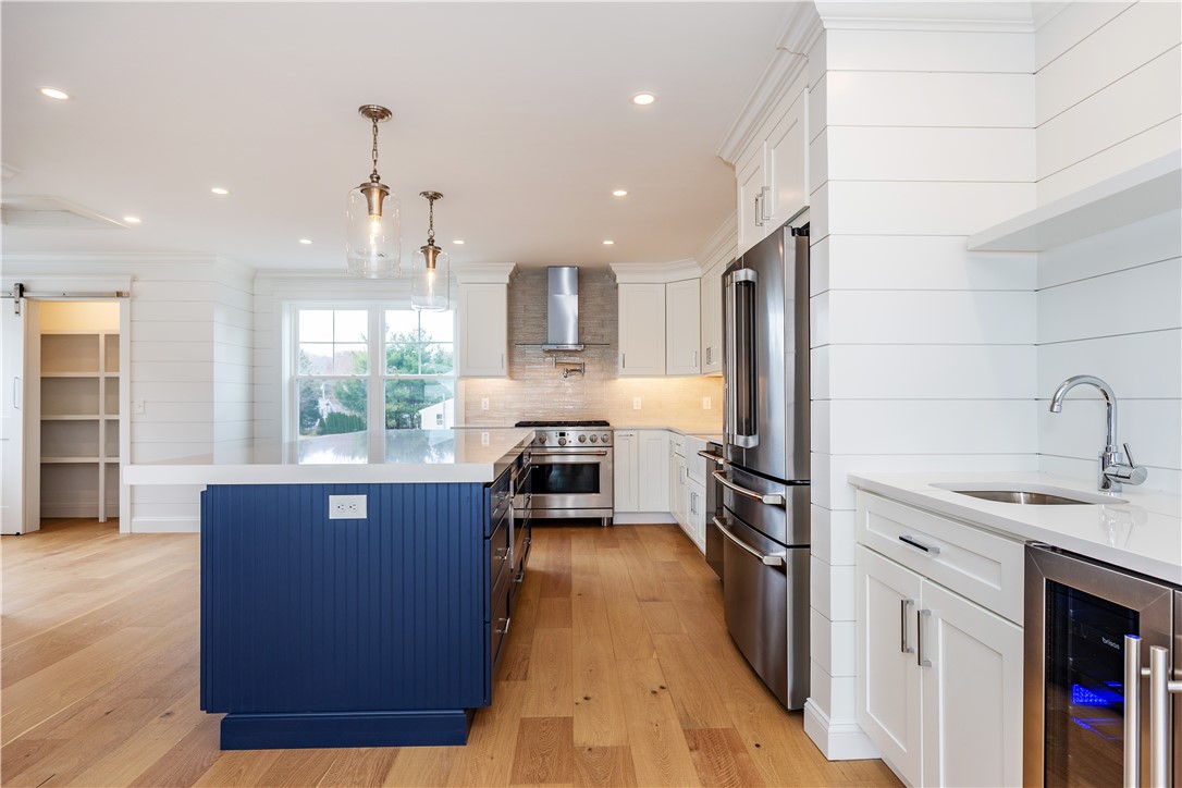 Warwick, Rhode Island 02818, United States, 3 Bedrooms Bedrooms, ,3 BathroomsBathrooms,Residential,Active,86608