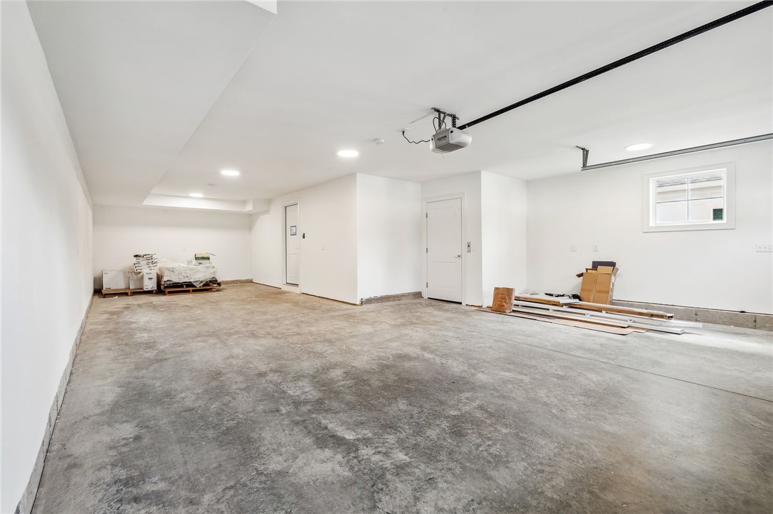 Warwick, Rhode Island 02818, United States, 3 Bedrooms Bedrooms, ,3 BathroomsBathrooms,Residential,Active,86608