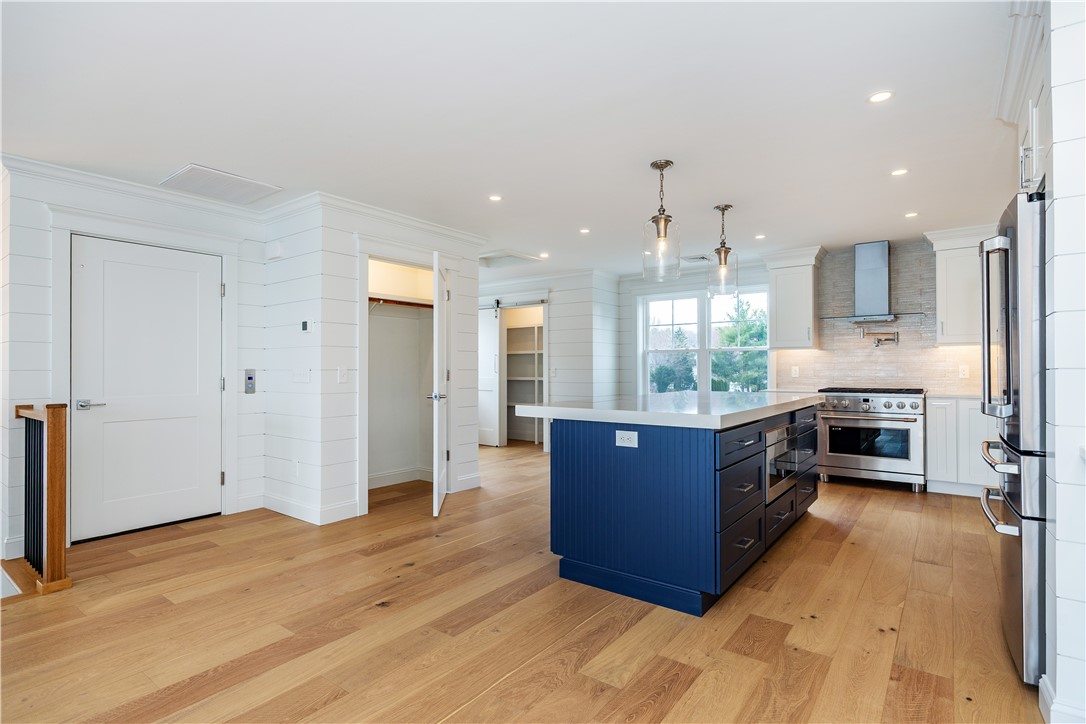 Warwick, Rhode Island 02818, United States, 3 Bedrooms Bedrooms, ,3 BathroomsBathrooms,Residential,Active,86608