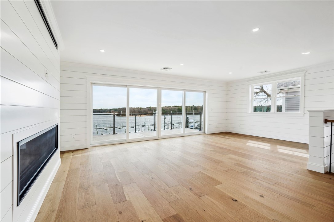 Warwick, Rhode Island 02818, United States, 3 Bedrooms Bedrooms, ,3 BathroomsBathrooms,Residential,Active,86608