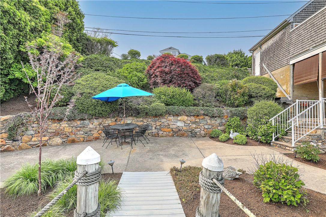 8 Alger Avenue