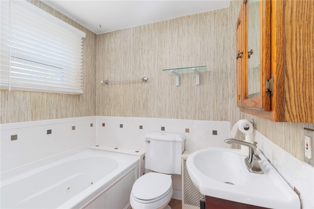 North Kingstown, Rhode Island 02852, United States, 3 Bedrooms Bedrooms, ,2 BathroomsBathrooms,Residential,Active,228936