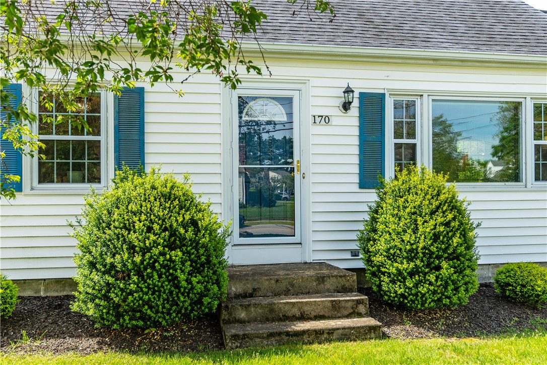 Warwick, Rhode Island 02888, United States, 3 Bedrooms Bedrooms, ,1 BathroomBathrooms,Residential,Active,145986