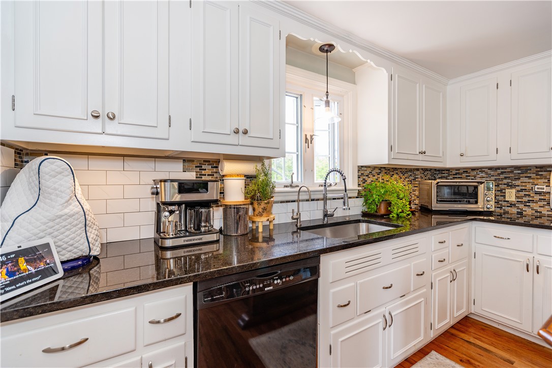 Warwick, Rhode Island 02888, United States, 3 Bedrooms Bedrooms, ,1 BathroomBathrooms,Residential,Active,145986