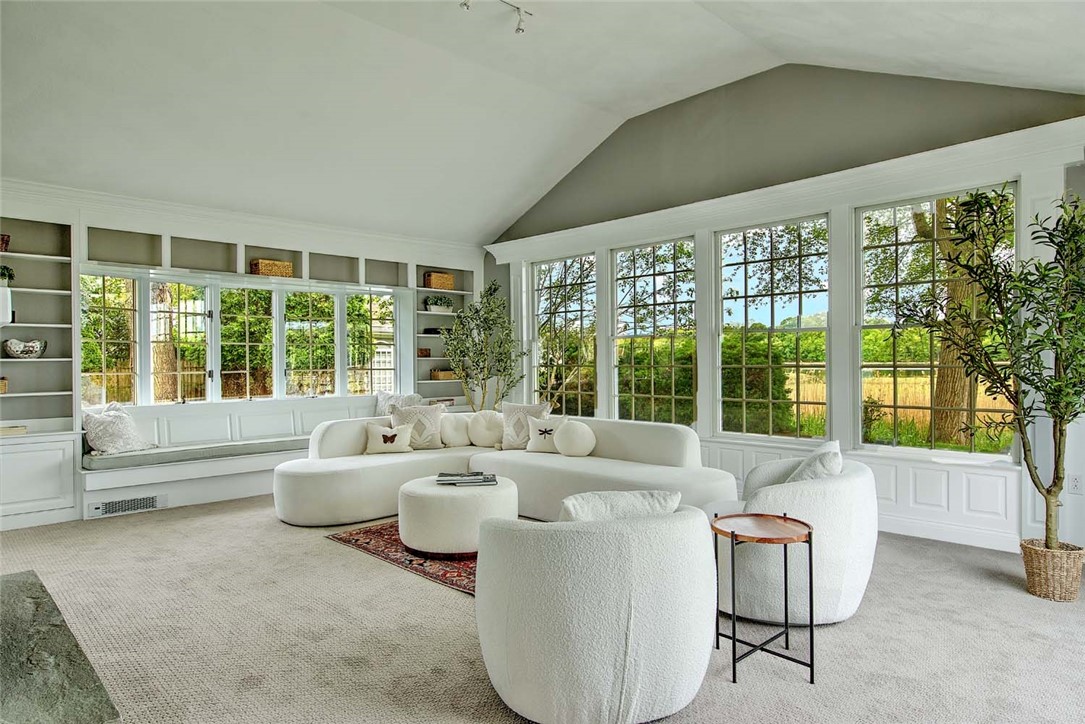 33 Meadowbrook Drive